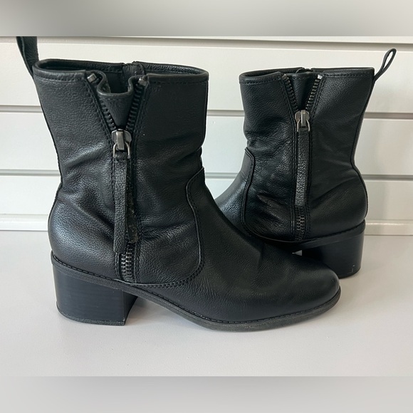 Clarks Nevella Devon Side Zip Ankle Boots Black Leather Bootie Heels Women's 9.5 - Picture 1 of 10
